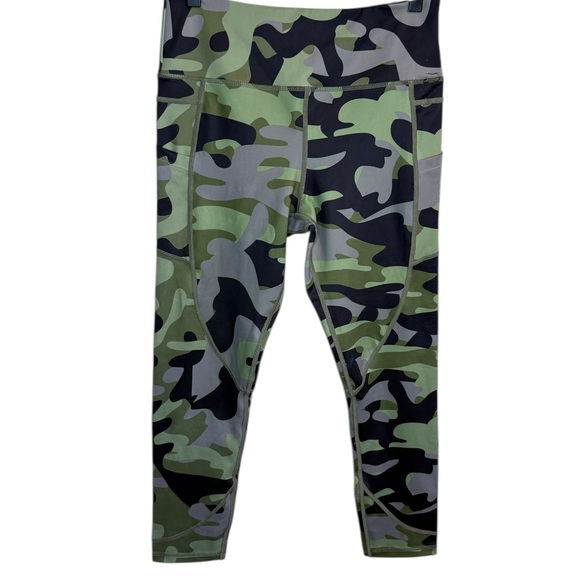 Zyia Active Green Camo Pocket Light n Tight Hi-Rise 7/8 leggings - Picture 2 of 8